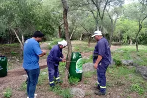 Limpieza en el Parque Lineal: colocaron cestos de basura