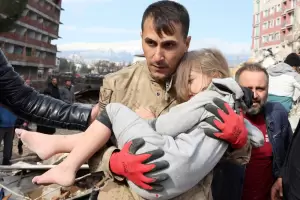 Dnde est mi mam?: el drama de los nios rescatados tras el terremoto en Turqua y Siria