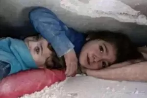 La foto que conmueve al mundo en medio de la tragedia: Protegi a su hermano por 17 horas bajo los escombros