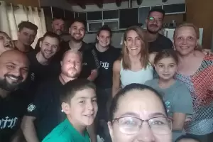 Soledad Pastorutti sufri un accidente en Mendoza y una familia la alberg junto a todo su equipo