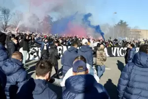 La barra del PSG colg� una desafiante bandera y provoc� malestar en Messi