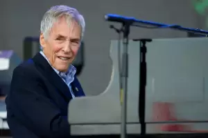Muri Burt Bacharach, legendario msico y compositor de clsicos como "Say a Little Prayer"