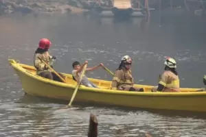 Un adolescente de 13 aos traslad en bote a los bomberos que combatan los incendios en Chile