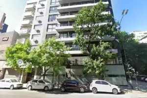 Un joven subi a la terraza de un edificio para arreglar un cao y cay desde el 10 piso