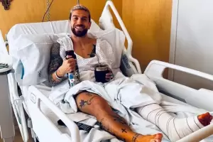 El Papu Gmez fue operado con xito y public una foto desde la clnica con un detalle bien argentino