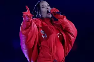 Rihanna est embarazada?: La duda que surgi en los fans durante el show en el Super Bowl