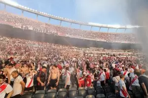 Un hincha de River se cay de la tribuna y termin en el hospital inconsciente
