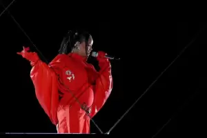 Rihanna anunci su segundo embarazo al finalizar su presentacin en el Super Bowl