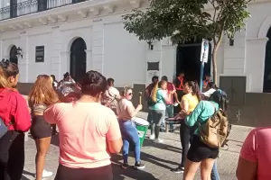 Acevedo sum apoyo y mantiene la huelga: "Ac voy a estar hasta que me firmen la posesin"