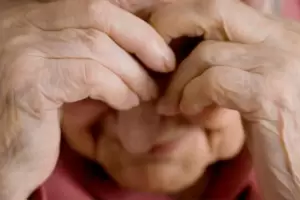 Delincuente amordaz y atac a golpes a una abuela y le rob una garrafa