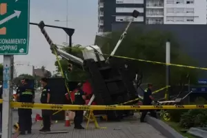 Tr�gico: una mujer muri� aplastada por una gr�a que limpiaba la fachada de un shopping