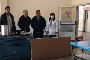 Tras el reclamo de los padres, Educacin entreg electrodomsticos y kits escolares en la Escuela de El Pen