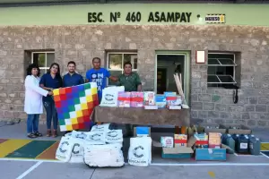 La Escuela de Asampay recibi insumos informticos y libros