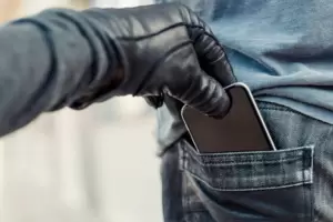 Intent arrebatar un celular y fue arrestado