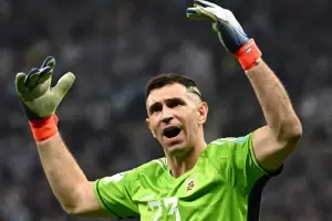 Viral: el nuevo look del Dibu Martnez y la burla de su esposa