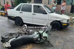 Un motociclista termin lesionado tras chocar contra un automvil