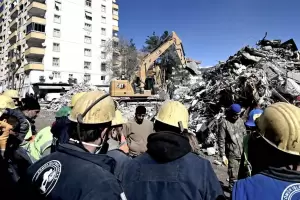 Sacaron a dos jvenes debajo de los escombros 11 das despus del terremoto