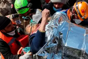 Rescataron con vida a tres personas tras 13 das bajo los escombros