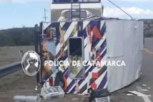 Un motorhome del South American Race volc en Beln