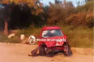 Dos jvenes resultaron heridos, tras chocar con un poste