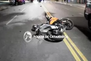 Motociclista lesionado tras chocar con un auto estacionado