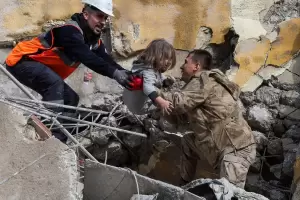 El balance de muertos tras el poderoso terremoto en Turqua super los 41.000