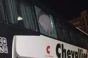 Rosario: Atacaron a pedradas un colectivo de larga distancia