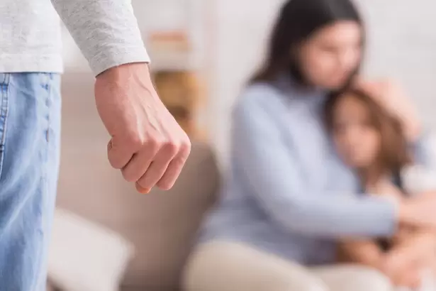 Catamarca: amenaz� a su madre y a su hermana menor y les rompi� la casa