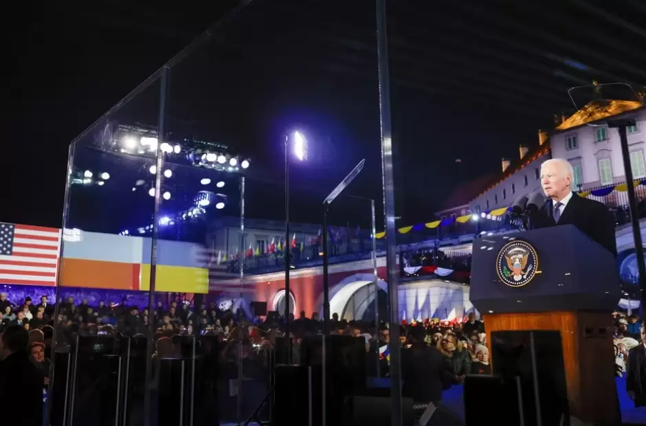 Joe Biden es recibido por el presidente polaco Andrzej Duda (via Reuters)