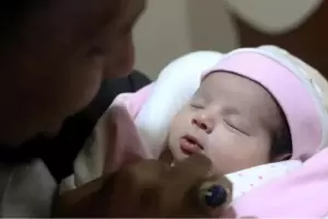 La beba que naci bajo los escombros en Siria fue adoptada por sus tos: el homenaje que le hicieron a su mam