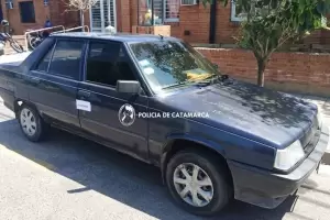 En estado de ebriedad, se qued dormido con el auto en medio de la calle y se lo secuestraron