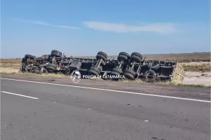 Inseguridad vial: Tremendo vuelco de un camin, en la Ruta Nacional N60