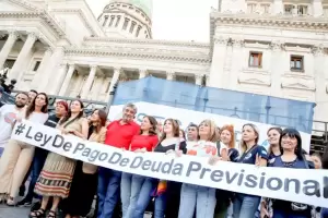 Abrazaron el Congreso para apoyar la ley de moratoria a jubilados