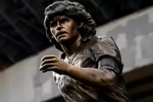 Sacaron una estatua de Diego Maradona y se la devolvieron al artista que la haba creado