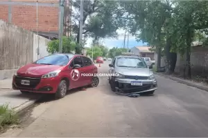 Un taxi con pasajeros choc contra un auto estacionado