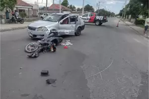 Choque entre una moto y un remis dej un hombre herido