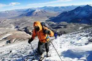 Volcn Ojos del Salado: se localiz al andinista brasilero y el descenso llev varias horas