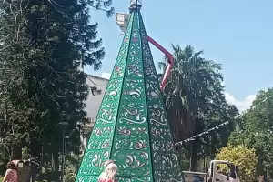 Y un da se fue: el rbol de Navidad de la Plaza 25 de Mayo dijo adis en plena Cuaresma