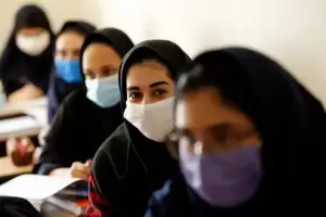 Envenenaron a cientos de alumnas en Irn para forzar el cierre de escuelas