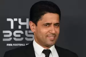 El presidente del PSG tuvo un inslito gesto cuando le preguntaron por Messi y luego huy de la prensa