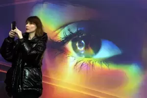 Mobile World Congress 2023: Lanzaron un smartphone con una pantalla que se expande y enrolla