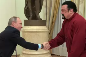 Vladimir Putin condecor al actor Steven Seagal con la Orden de la Amistad