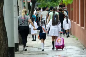 Debido a las altas temperaturas vuelve a estar permitido no usar guardapolvo blanco