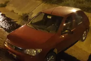 Le solt el freno de mano y cay en el canal