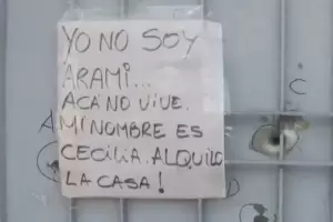 Una maestra sufri un ataque narco por error y puso un cartel para avisar a los delincuentes: "Yo no soy Arami"