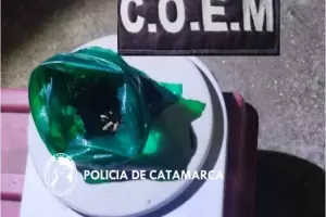 Los descubrieron cuando armaban cigarrillos de marihuana en la va pblica