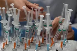 Con el Covid en su piso histrico, analizan un cambio drstico en la vacunacin