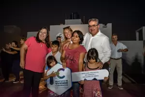 Parque Sur: entregaron 52 nuevas viviendas y anunciaron la obra de cloacas