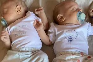 Fue mam de gemelos y no los distingue: tuvo que ir a la comisara para que los identificaran