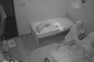 Una enfermera le rob la alianza a una abuela mientras dorma